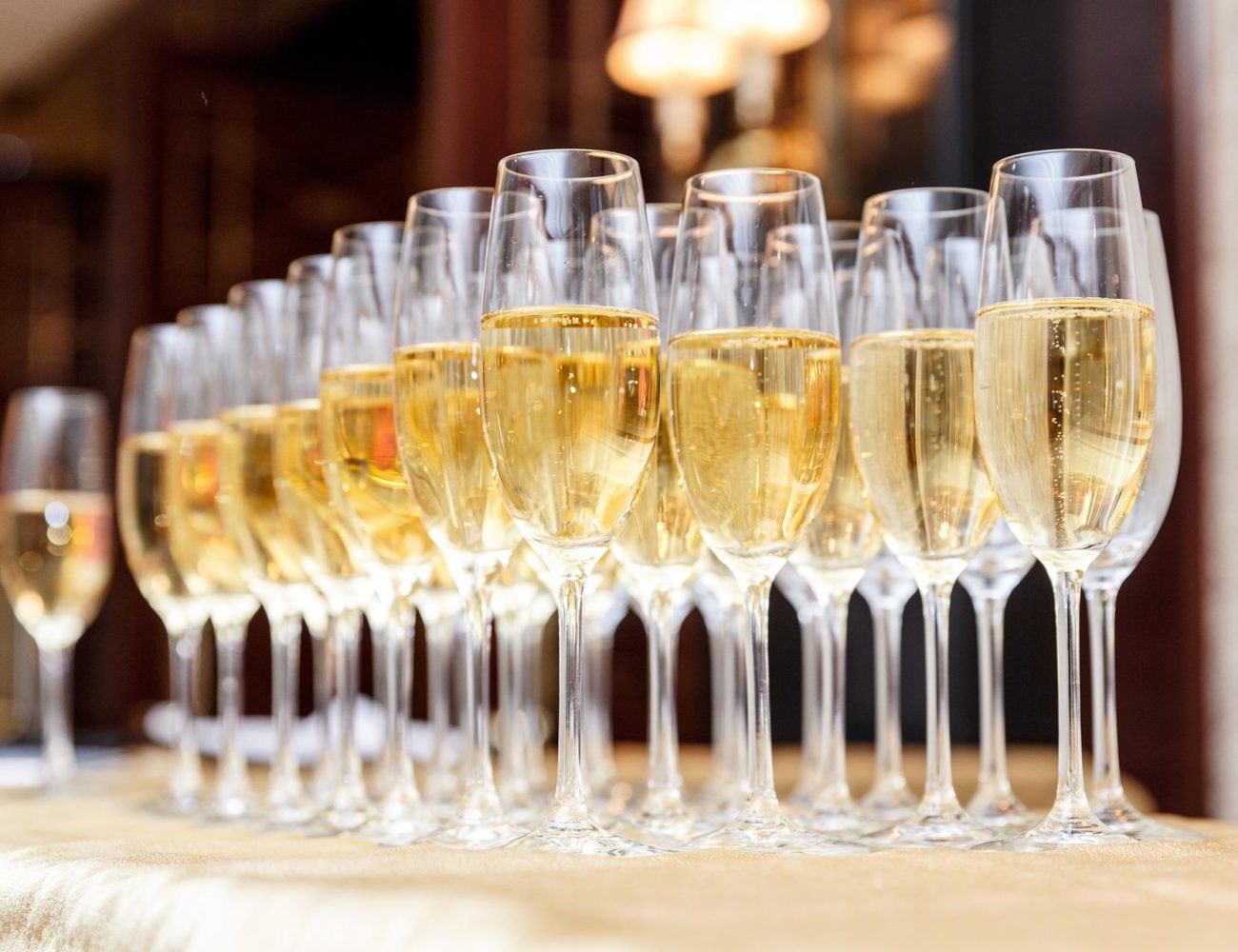 Champagne-dreamstime_xxl_1149405513